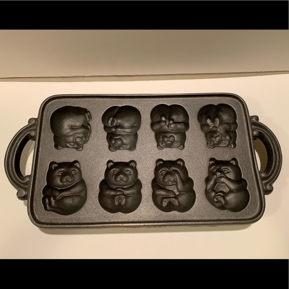VINTAGE JOHN WRIGHT CAST IRON TEDDY BEAR PAN.